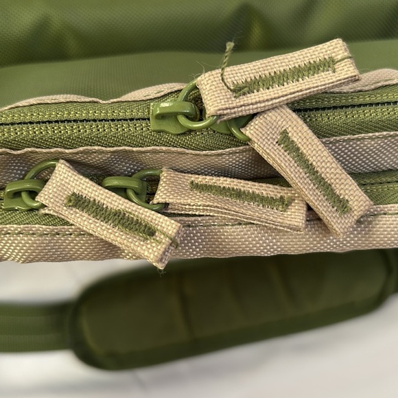 Carrying Case (Messenger) for 16.1" Notebook - Leaf Green Messenger Bag UNISEX - Picture 11 of 15